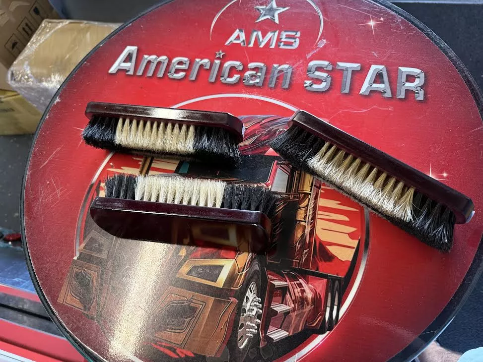 BRUSH FOR TIRES (CEPILLO DE BRILLO PARA LLANTAS)