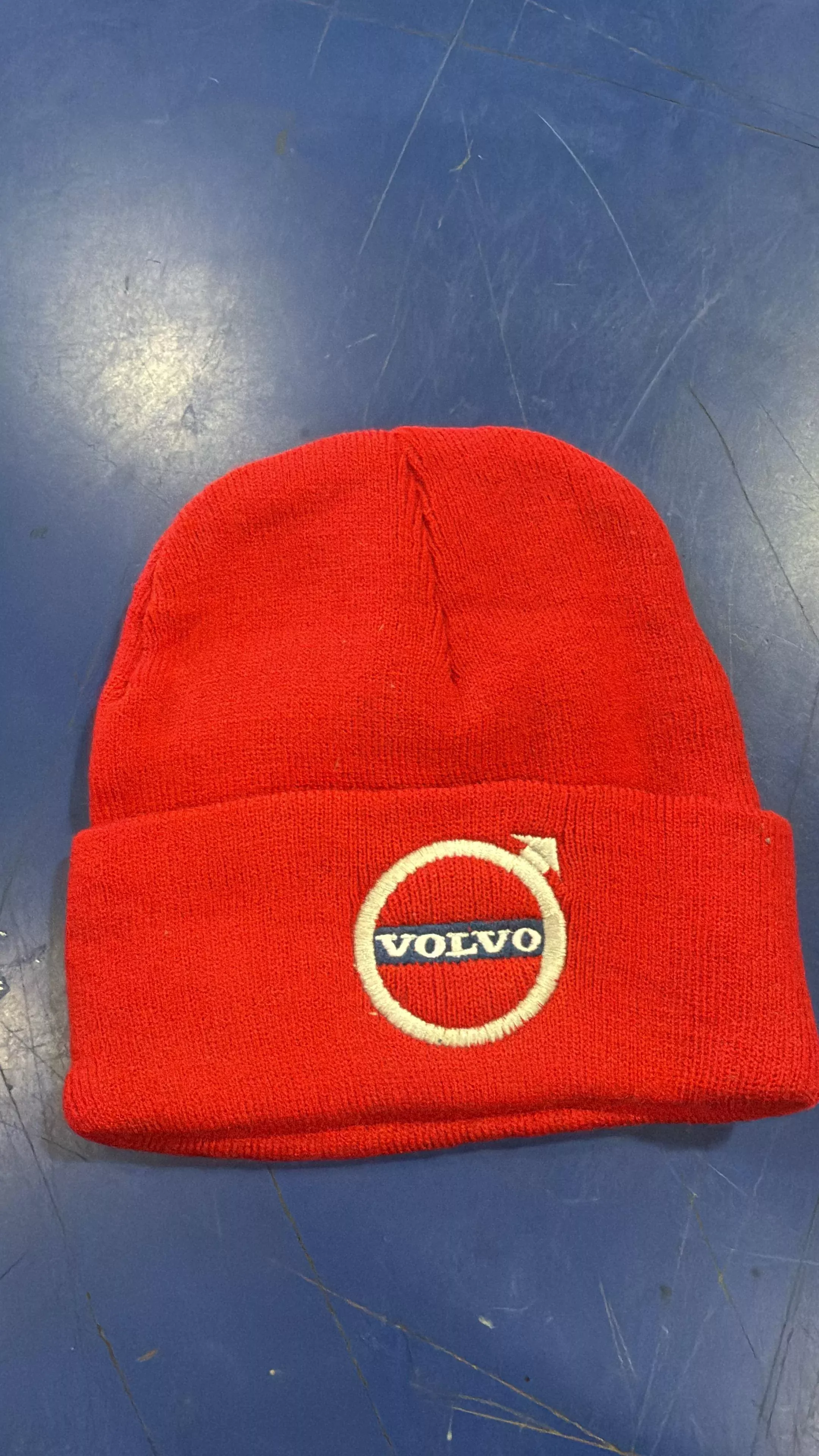GORRO PARA EL FRIO VOLVO ROJO