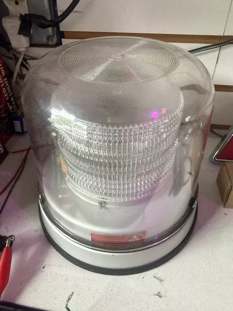LED STROBE RED HEAVY DUTY, 8 White CLEAR LENS, CLEAR DOME. MULTI-VOLT