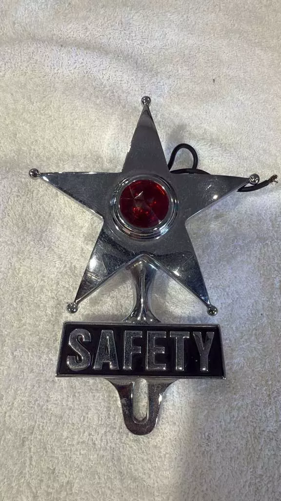 Star emblem light red 7”
